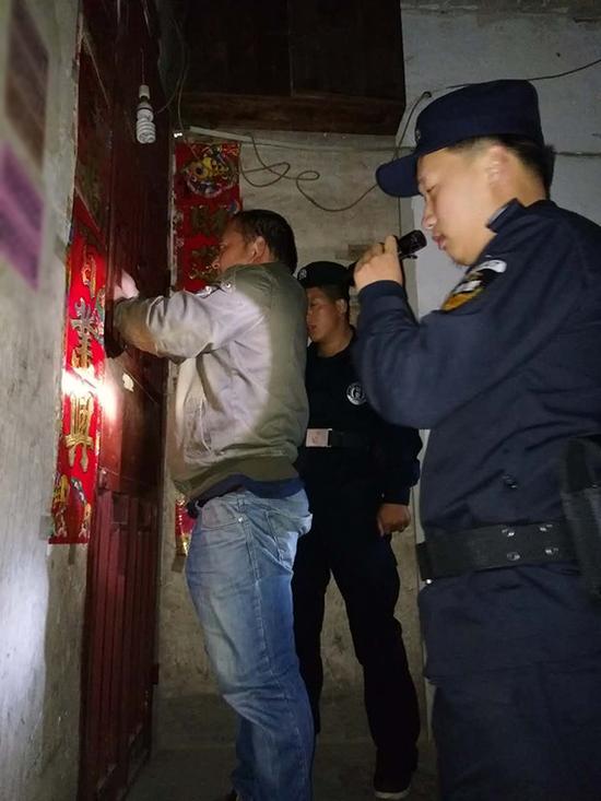 连云港粗心妈妈误将幼女锁家中 民警全城寻开锁师傅开门